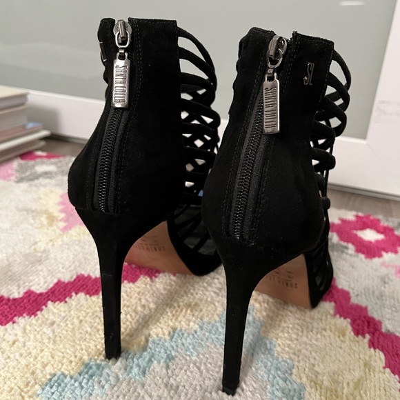 I’m selling these black stiletto heels. From a Brazilian brand named Santa Lolla - Picture 2 of 2